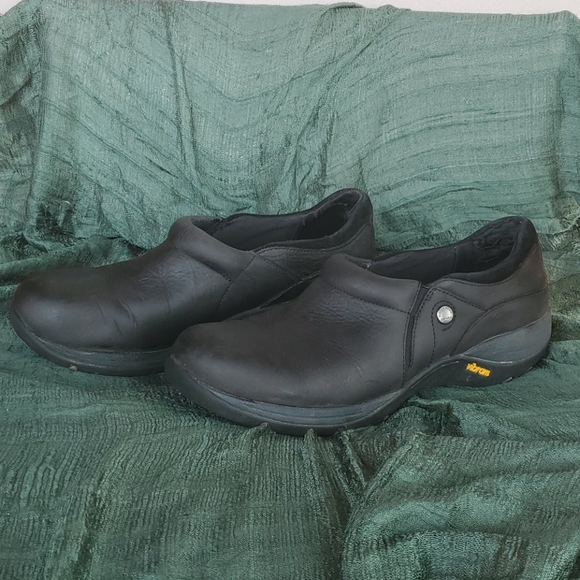 dansko vibram shoes